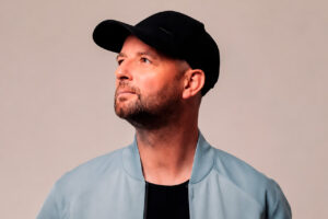 Retrato de Felix Kröcher, deejay de música electrónica con gorra.
