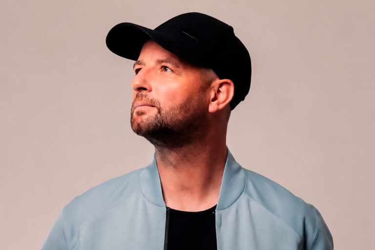 Retrato de Felix Kröcher, deejay de música electrónica con gorra.