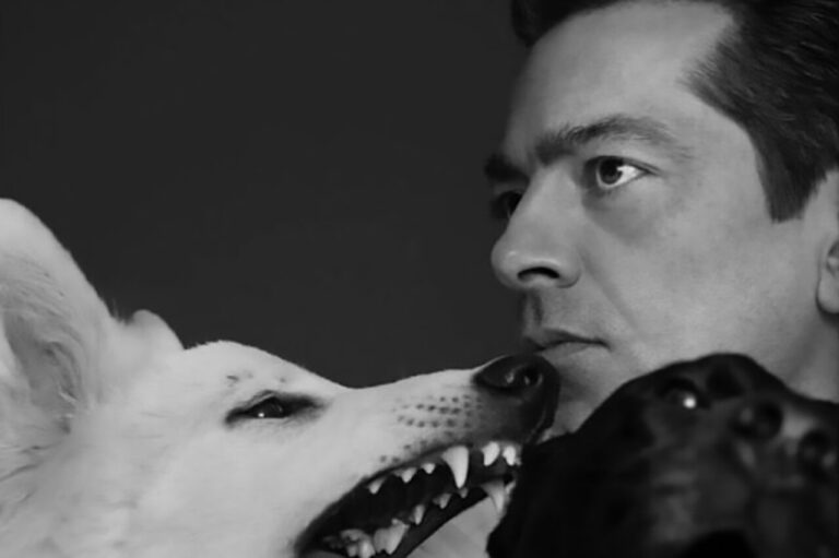 Pieter Mulier posando con dos perros en una sesión fotográfica