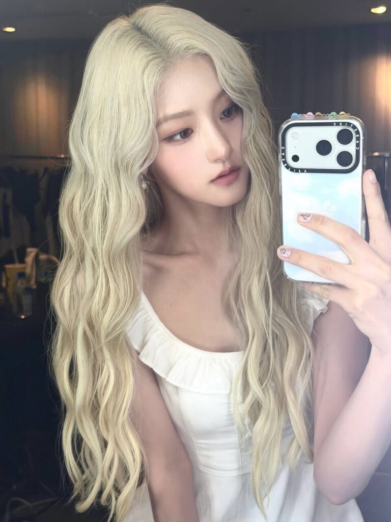 Las tortugas de la suerte se comen TikTok: el colgante coreano que ya llevan Nayeon, San y Dino 3 Joven con cabello rubio y colgante de tortugas de la suerte en su móvil