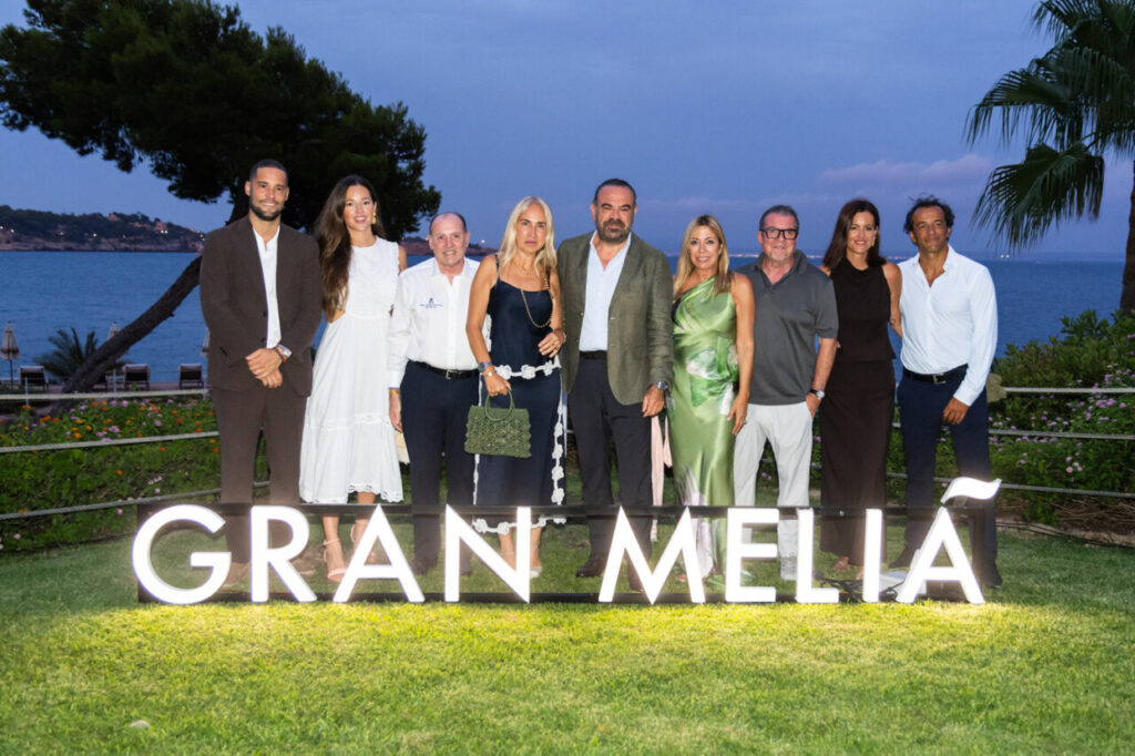 Grupo de personas en el Cóctel de Armadores en el Hotel de Mar, Gran Meliá