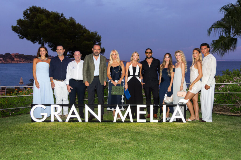 Grupo de personas en el Cóctel de Armadores en el Hotel Gran Meliá