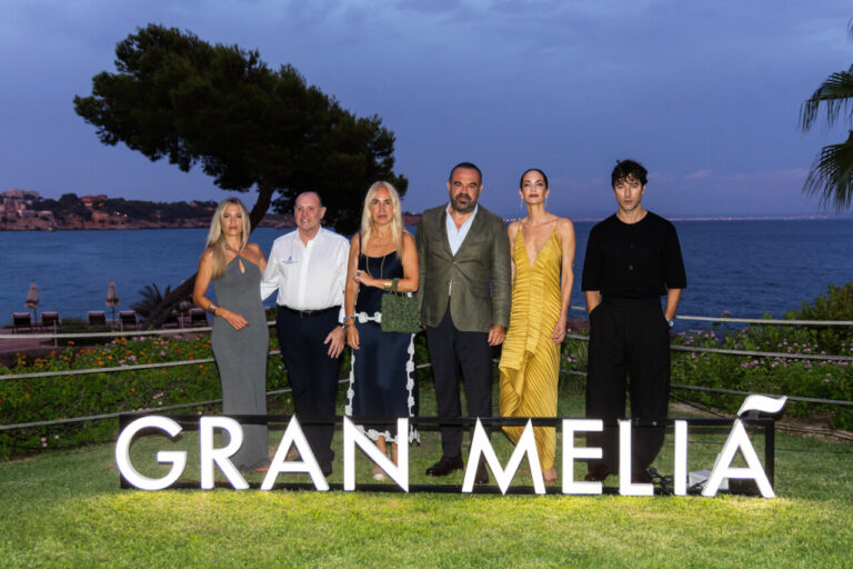 Grupo de personas en el evento inaugural de la Copa del Rey en el Hotel de Mar