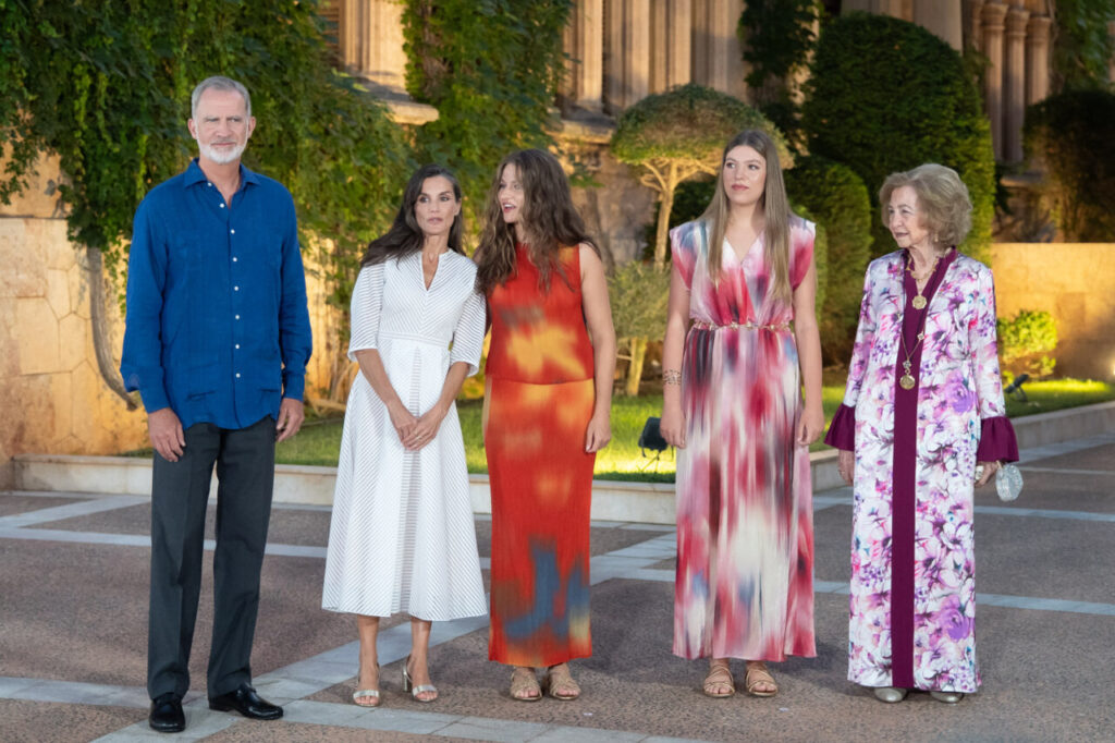 La infanta Sofía y el papel que estrena en Marivent 8 Felipe VI y la familia real en el jardín de Marivent