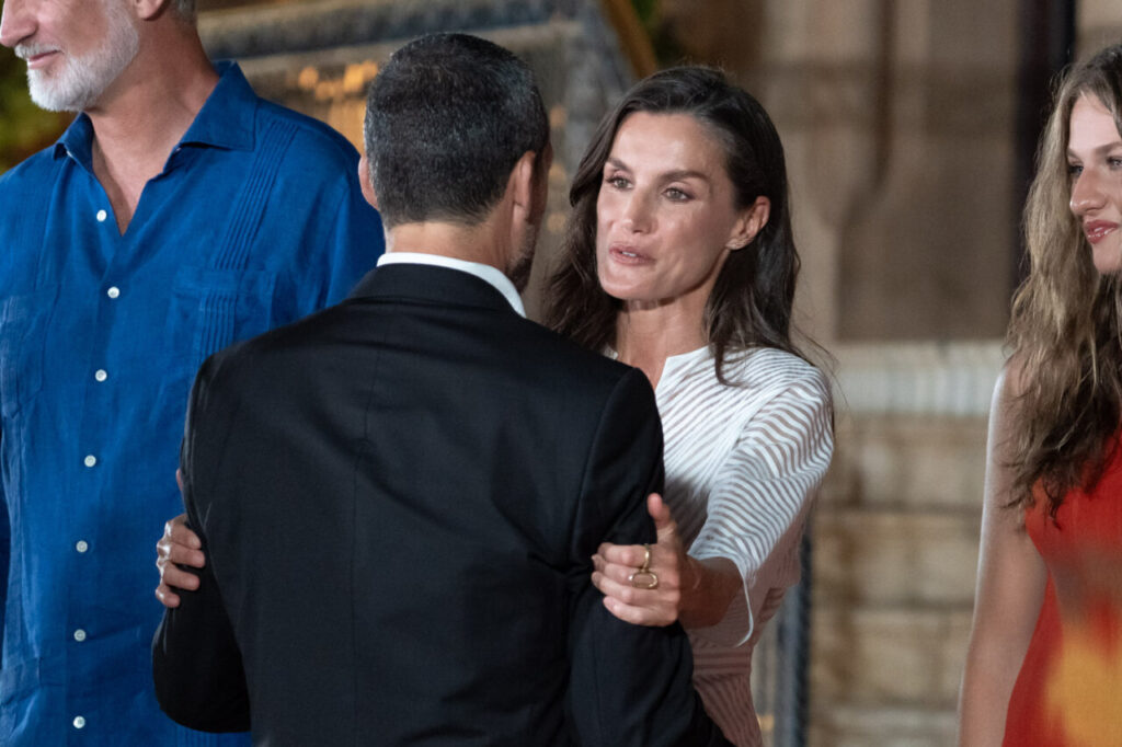 La infanta Sofía y el papel que estrena en Marivent 4 La infanta Sofía y el rey Felipe VI en un evento en Marivent