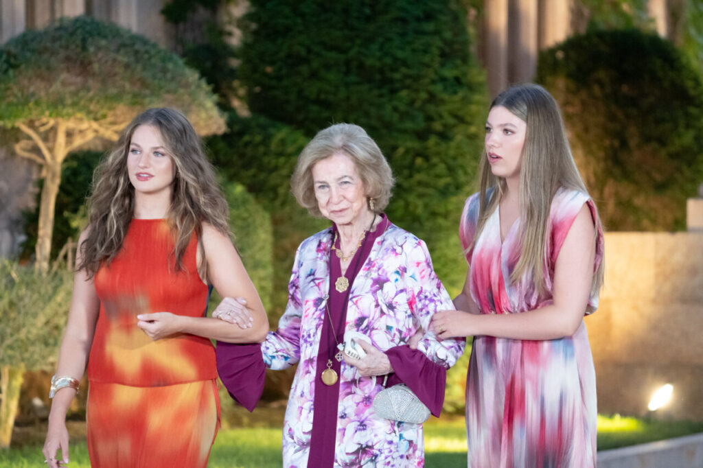 El peinado que Leonor nunca había llevado: la heredera rompe su código estético en Marivent 2 La infanta Sofía y doña Sofía en el evento en Marivent