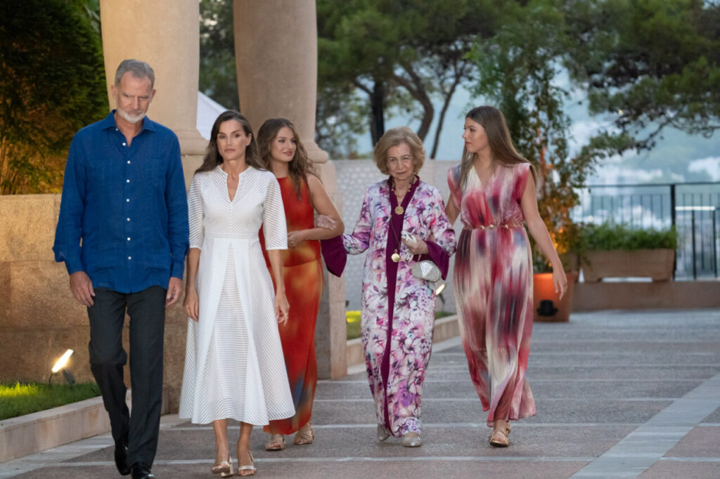 La infanta Sofía y el papel que estrena en Marivent 1 Felipe VI y Letizia junto a la infanta Sofía y doña Sofía en Marivent