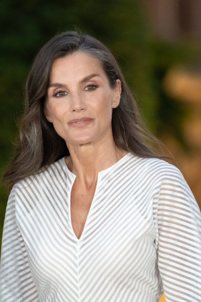 La infanta Sofía y el papel que estrena en Marivent 5 La infanta Sofía en los jardines de Marivent con la Familia Real
