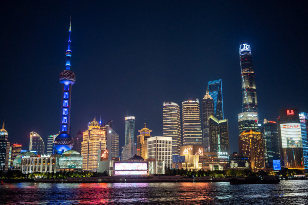 El skyline de Shanghái explicado desde arriba: qué torre subir y cuál saltarse 5 Vista nocturna del horizonte de Shanghai iluminado