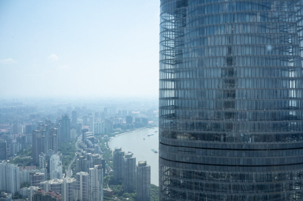 El skyline de Shanghái explicado desde arriba: qué torre subir y cuál saltarse 2 Vista panorámica de una ciudad moderna en China con rascacielos