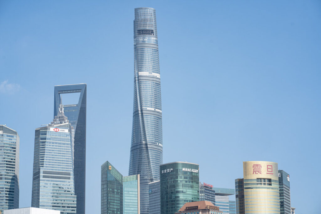 El skyline de Shanghái explicado desde arriba: qué torre subir y cuál saltarse 1 Vista de rascacielos en Shanghai con cielo azul